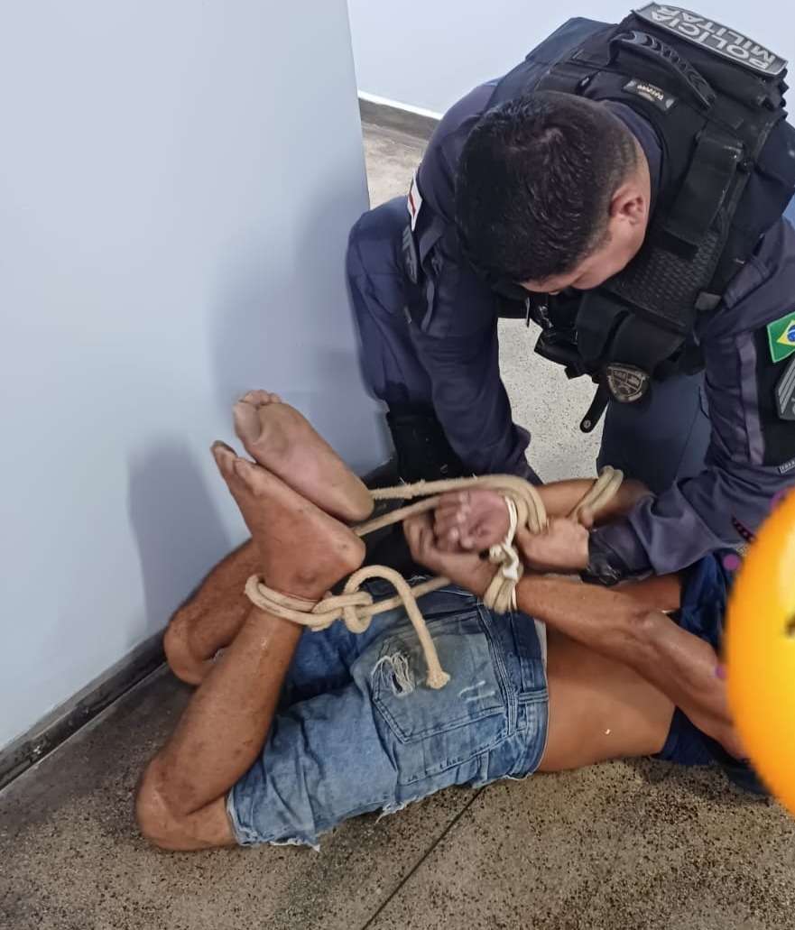 Homem consegue fugir de delegacia mas é devolvido amarrado em Manaus