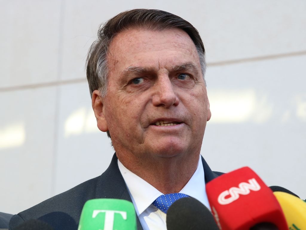 Moraes manda PF investigar envio de R$ 17 milhões em Pix para Bolsonaro