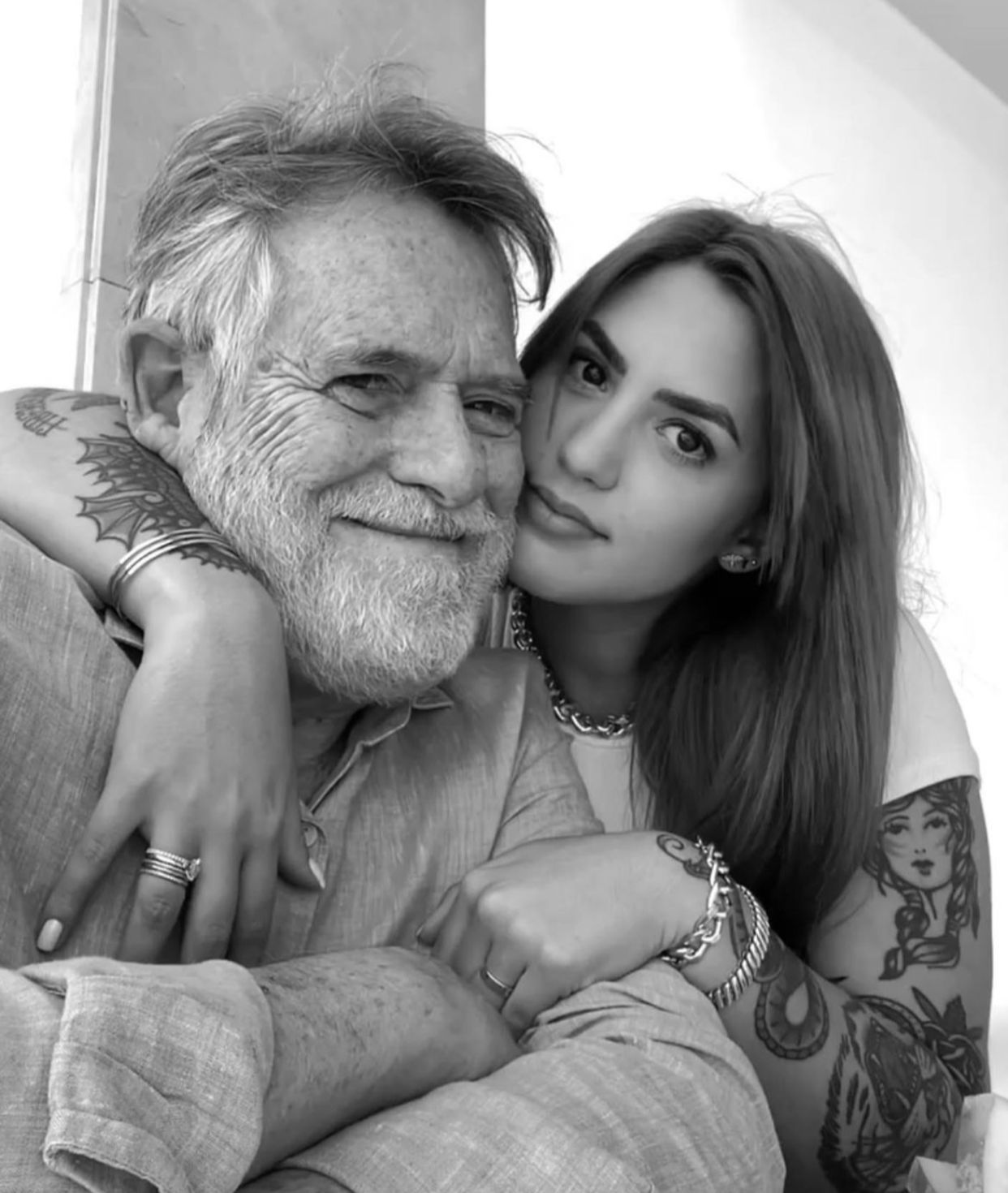 José de Abreu posta foto rara com a namorada e se declara