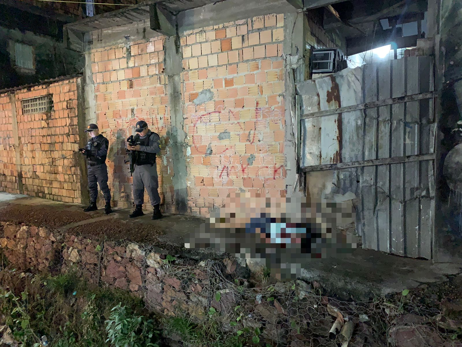 Membros de facção arrastam homem até rip-rap e o executam em Manaus