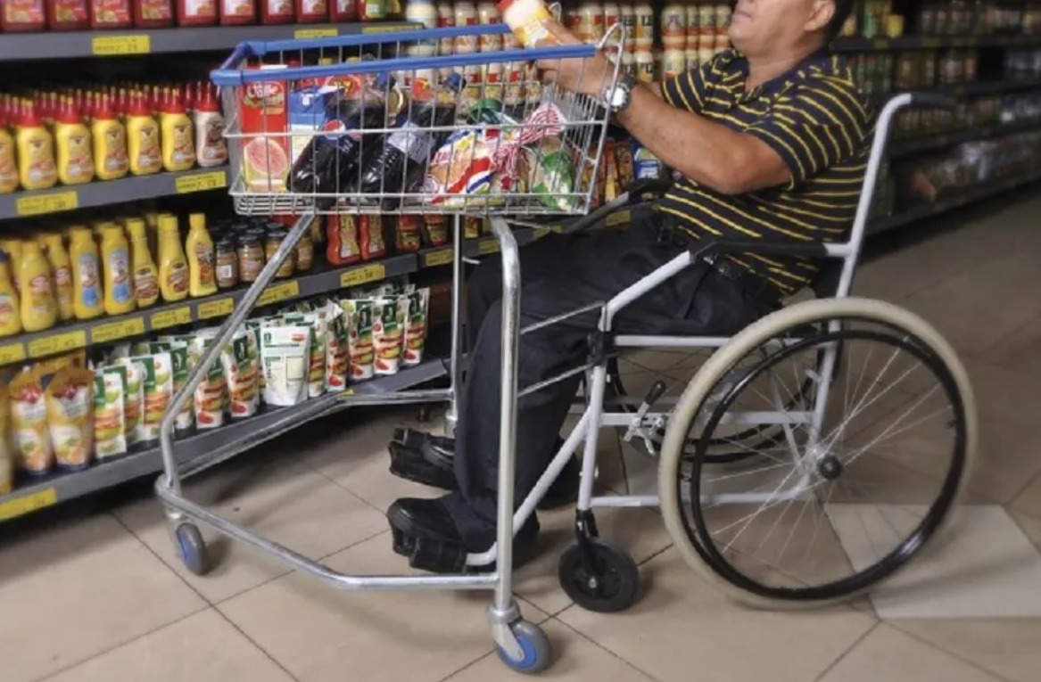 Lei obriga supermercados de Manaus terem carrinhos de compras para PcD's