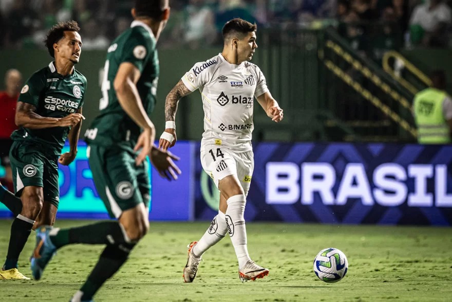Santos marca no fim sobre o Goiás e se distancia da zona de rebaixamento