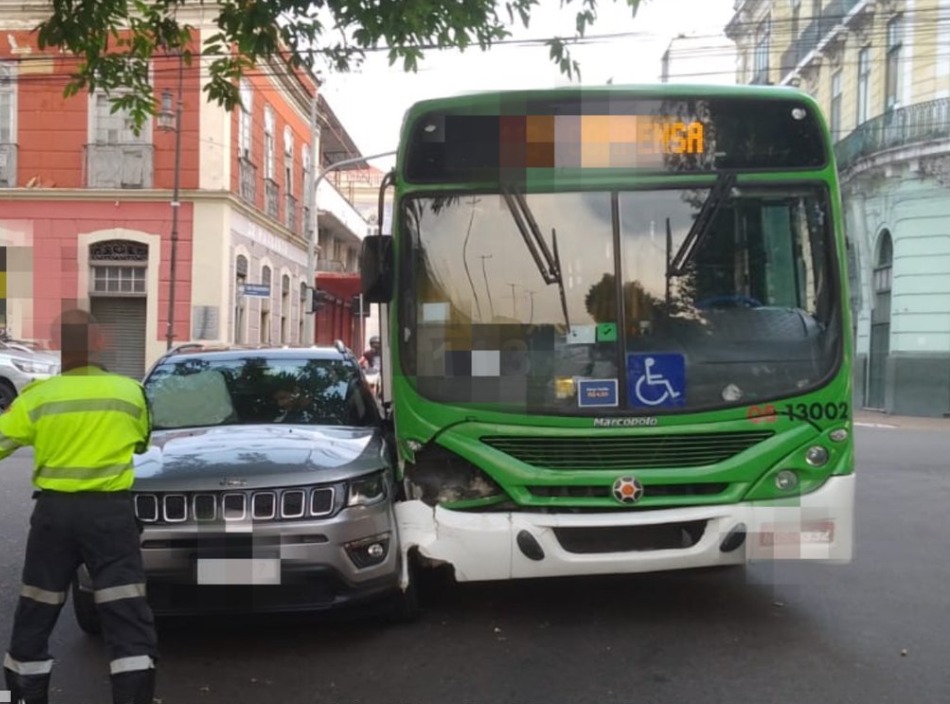 Acidente entre carro e ônibus deixa motorista ferido em Manaus