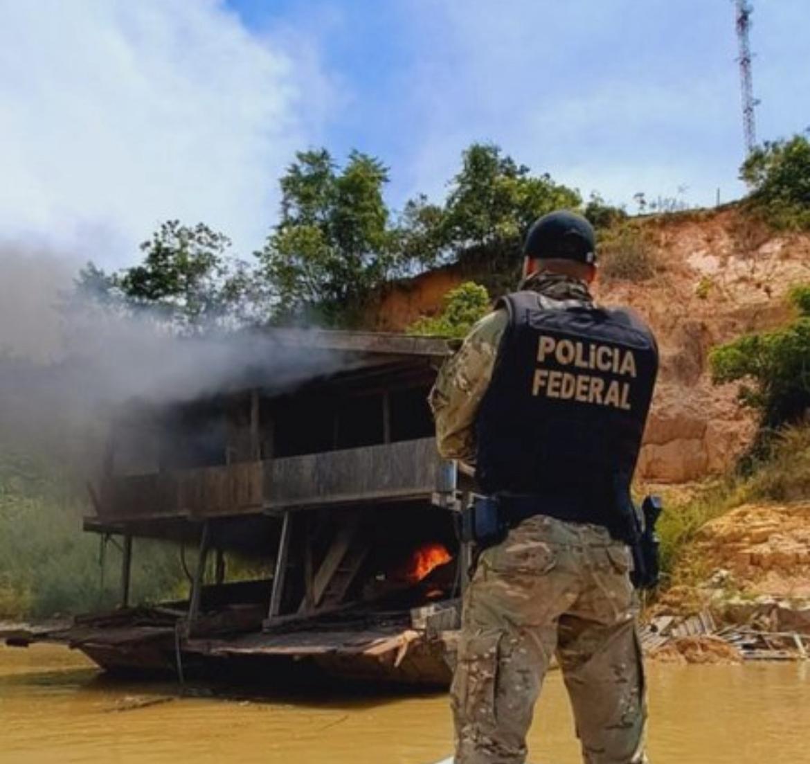 Polícia Federal destrói dragas usadas em garimpo ilegal no Rio Madeira