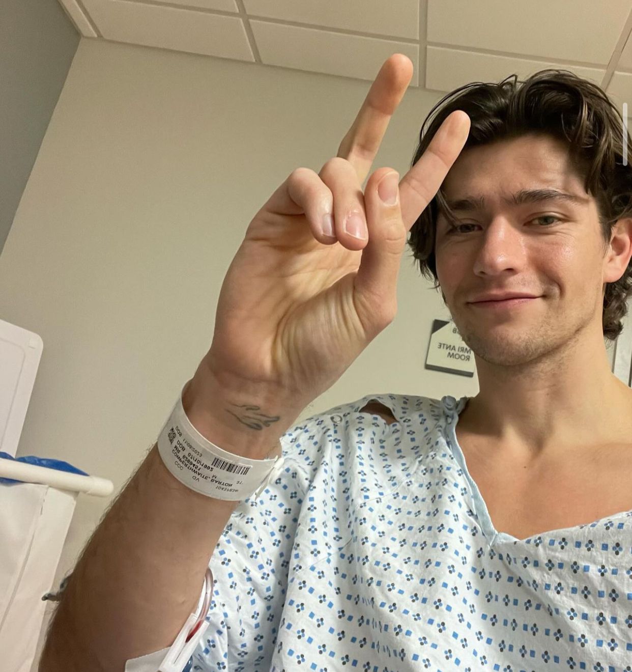 Ator da Netflix descobre câncer no cérebro e pede ajuda para cirurgia 