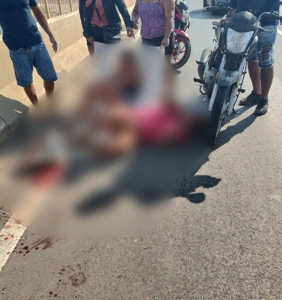 Casal em motocicleta fica gravemente ferido durante acidente em Manaus