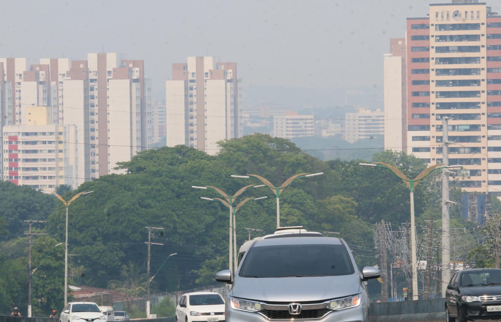 Fumaça volta a ganhar força em Manaus e qualidade do ar é péssima nesta quinta