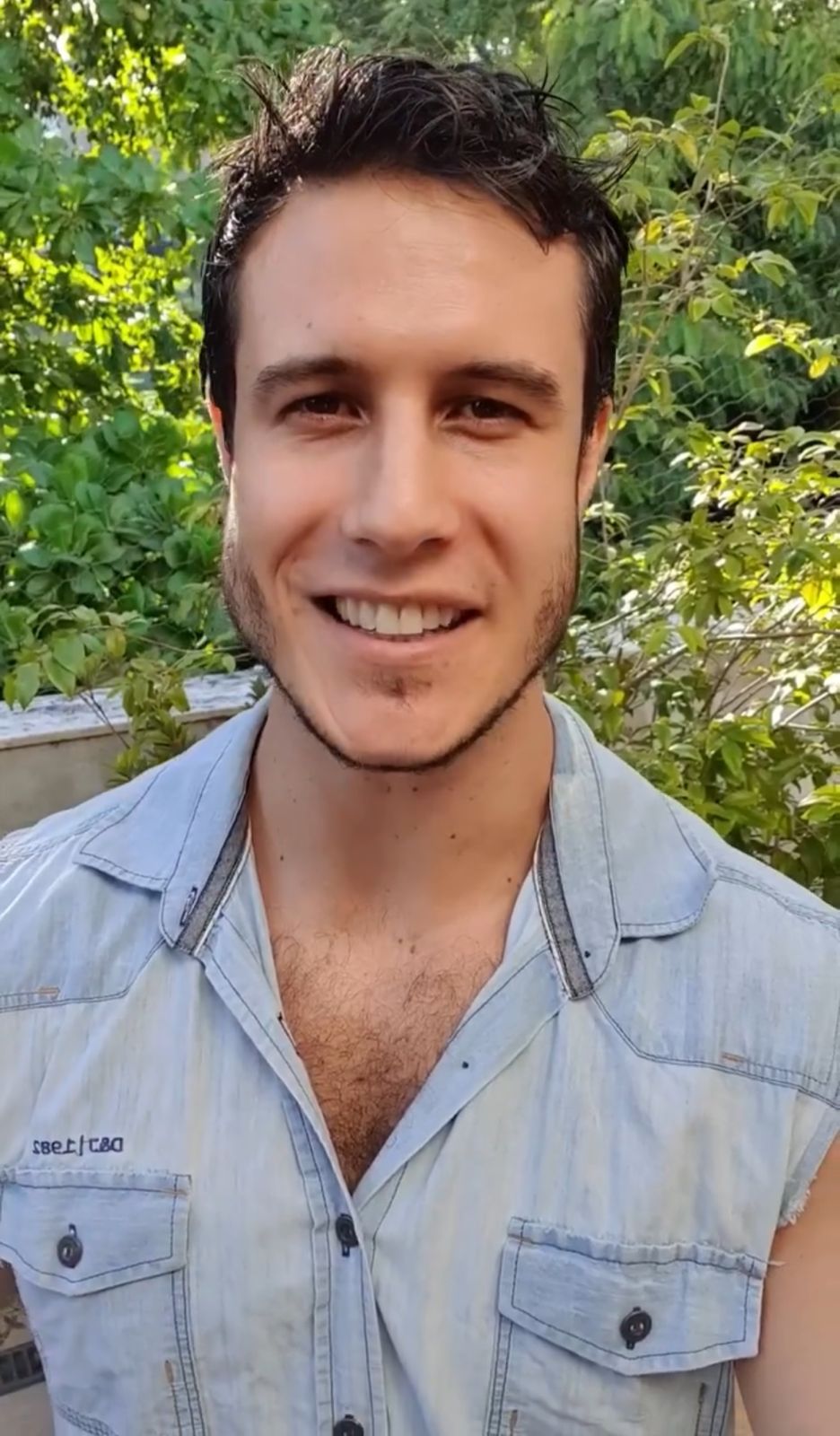 Ator vive relação aberta com a namorada e declara: ‘Pode tudo’