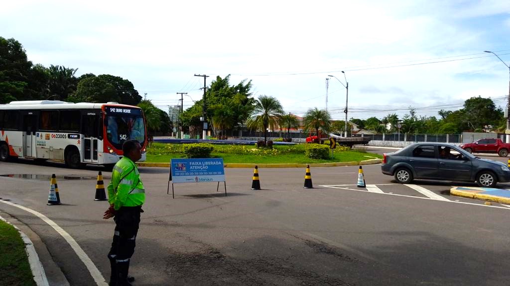 Avenida Coronel Teixeira é interditada para Parada Natalina em Manaus