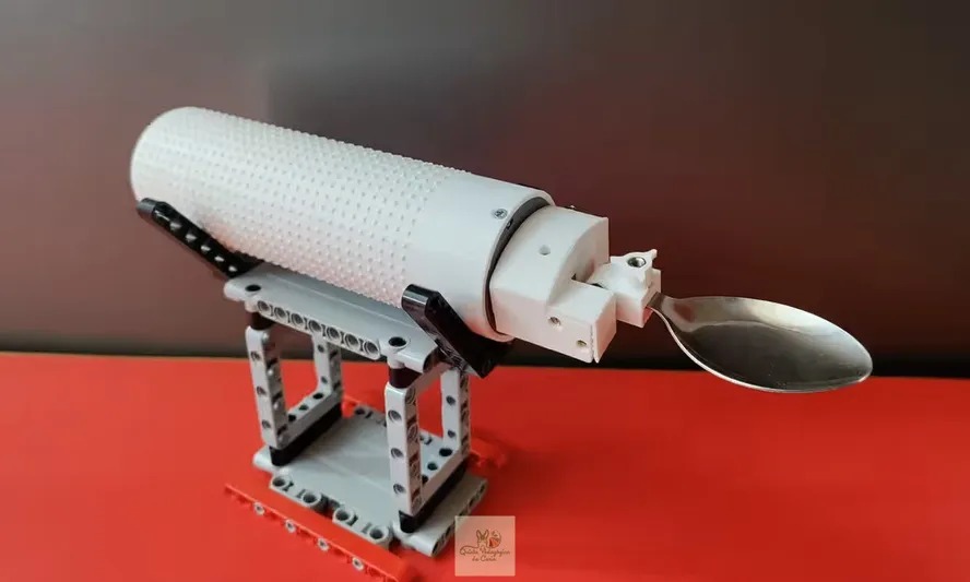 Adolescente cria colher inteligente que ajuda a controlar tremores do Parkinson