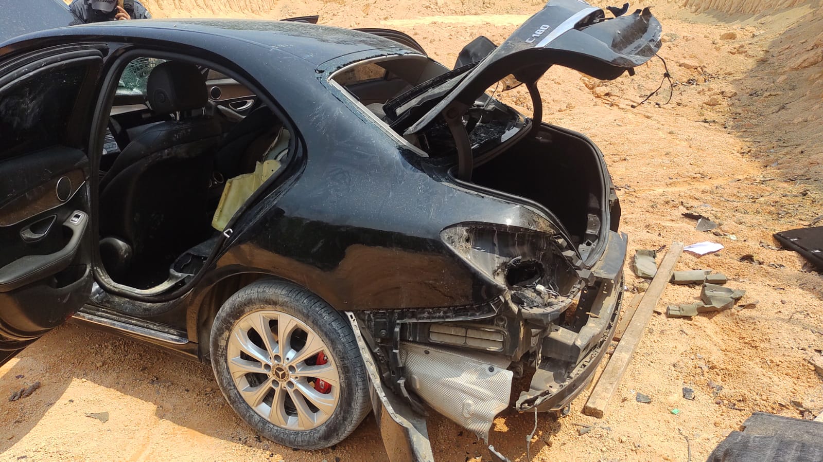 Homem é sequestrado e tem carro de luxo destruído em Manaus