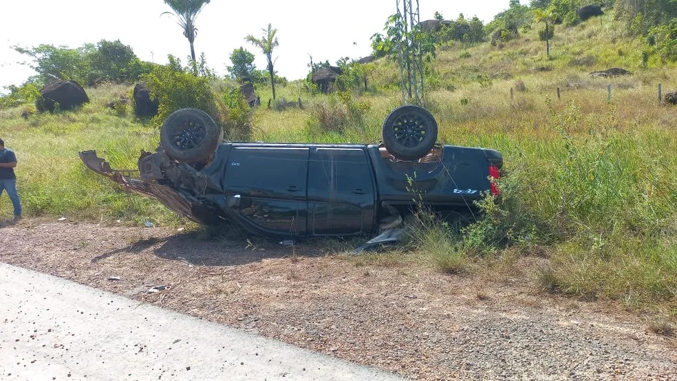 Carro capota com prefeito, esposa e filho de 2 anos em acidente na BR-174