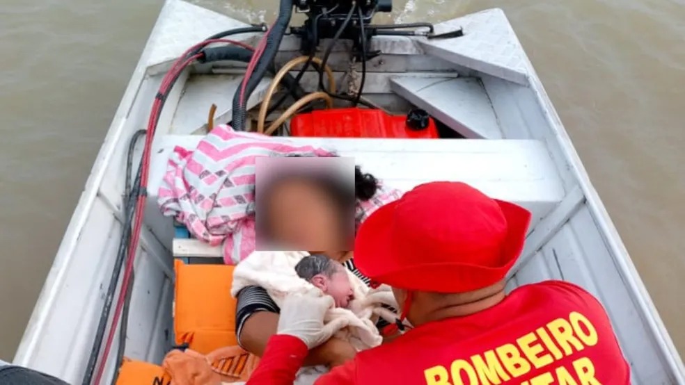 Mulher entra em trabalho de parto e bebê nasce em bote no Amazonas