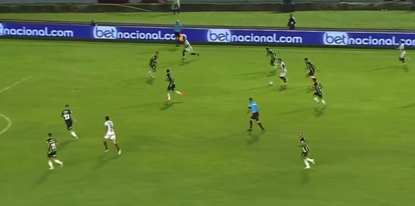 Flamengo atropela o América-MG e encosta no líder do brasileirão