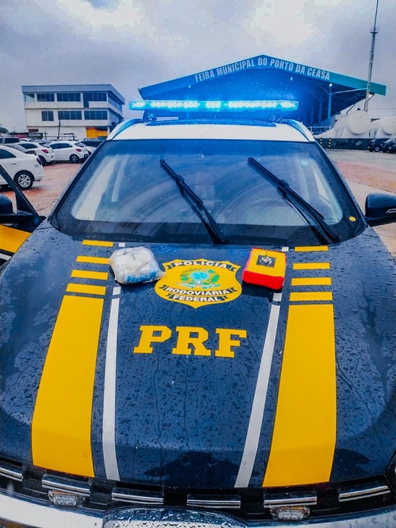 PRF prende mulher com cocaína e crack em Manaus