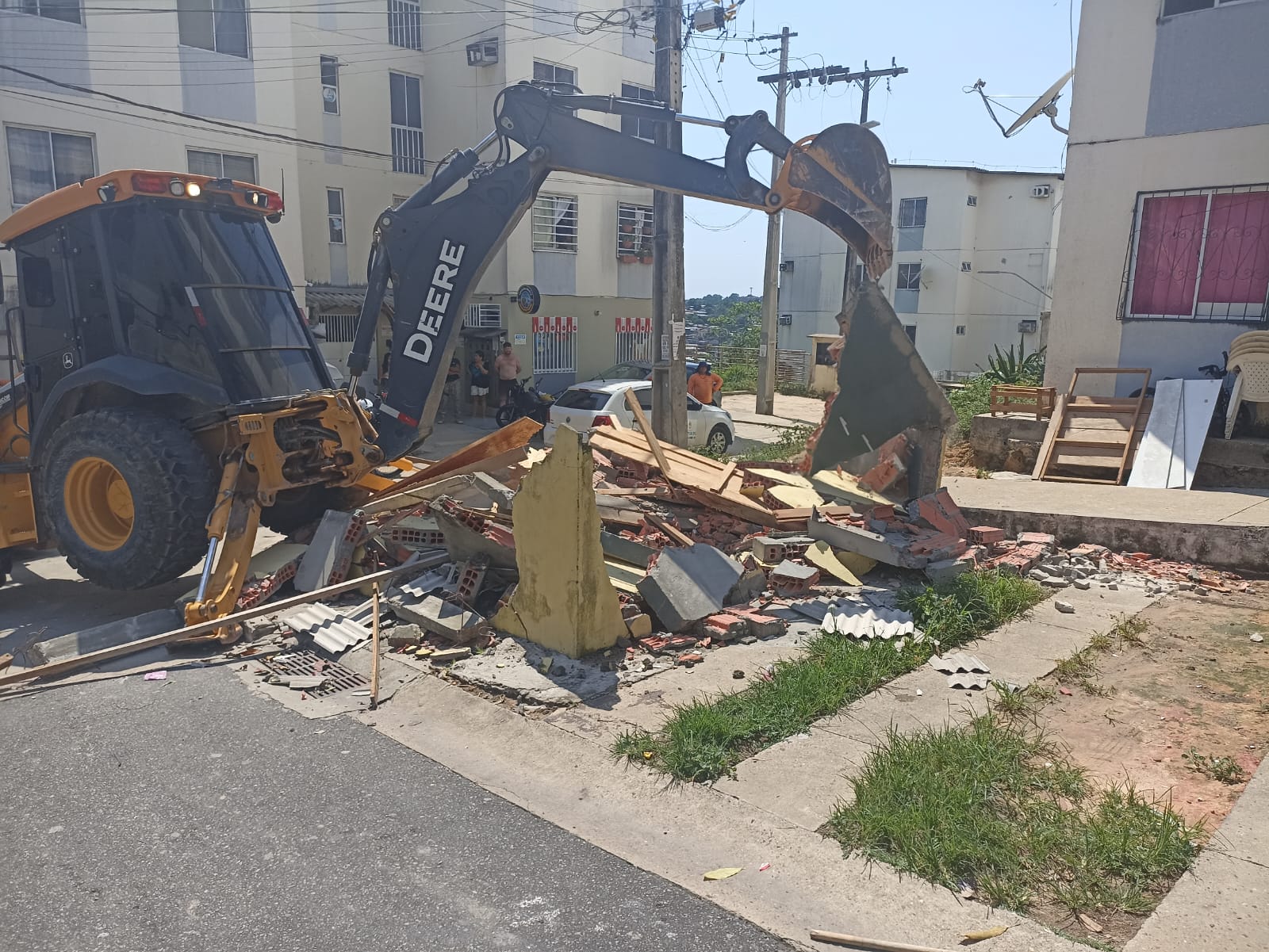 Boxes construídos irregularmente em residencial de Manaus são demolidos