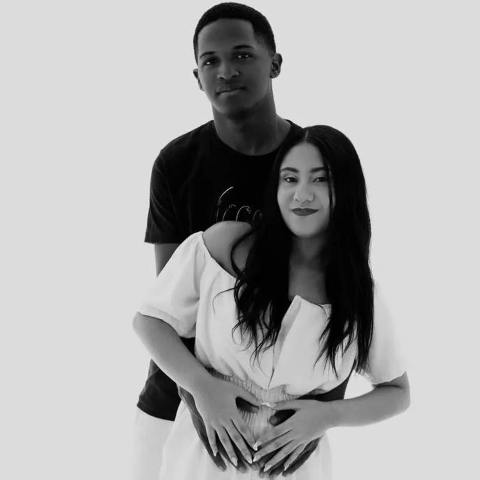 Jovem de 18 anos que esperava quíntuplos perde os bebês