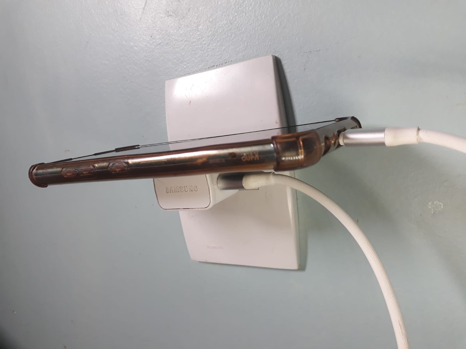 Mulher morre eletrocutada ao atender celular; seios e mãos ficaram queimados