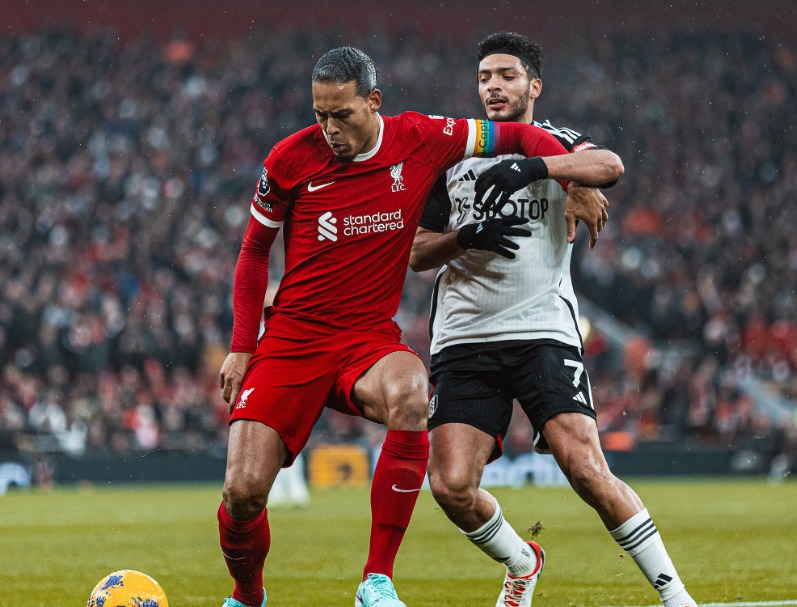 Liverpool arranca virada no fim em jogo de 7 gols e cola na liderança
