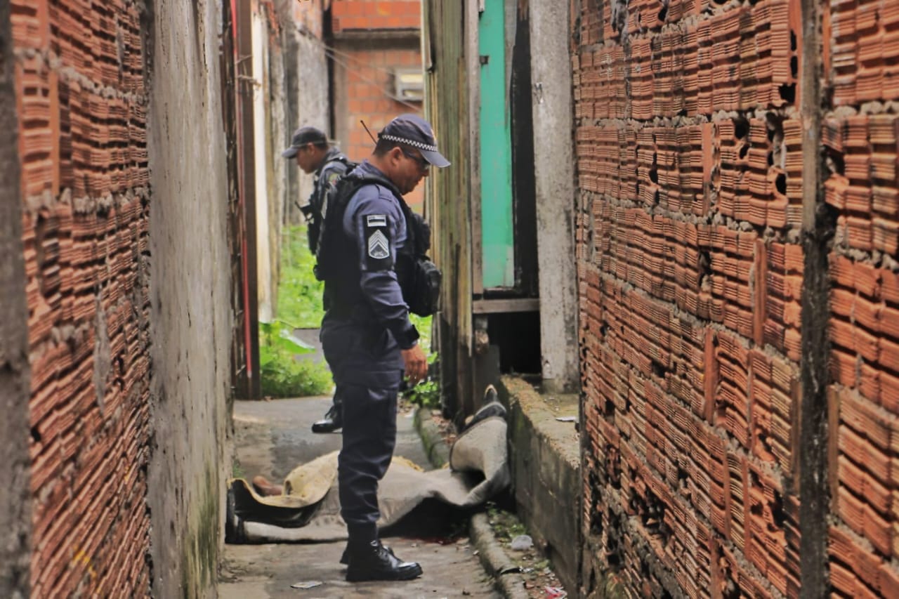 Homem é morto com tiro na cabeça após ser chamado na porta de casa em Manaus