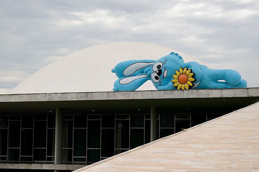 Coelho gigante no Senado marca Semana da Pessoa com Deficiência
