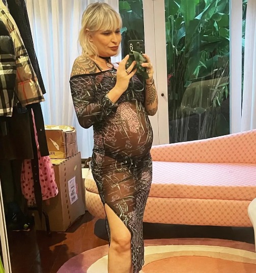 Ex-BBB engravida de amigo e relata experiência