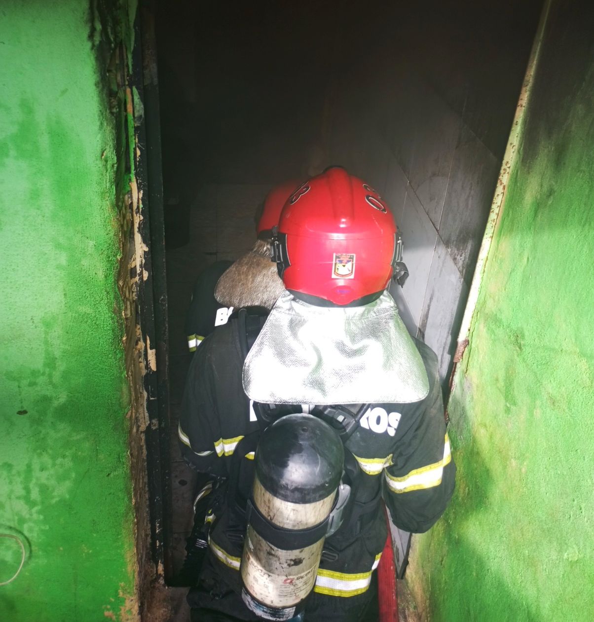 Incêndio atinge casa e desespera moradores em Manaus