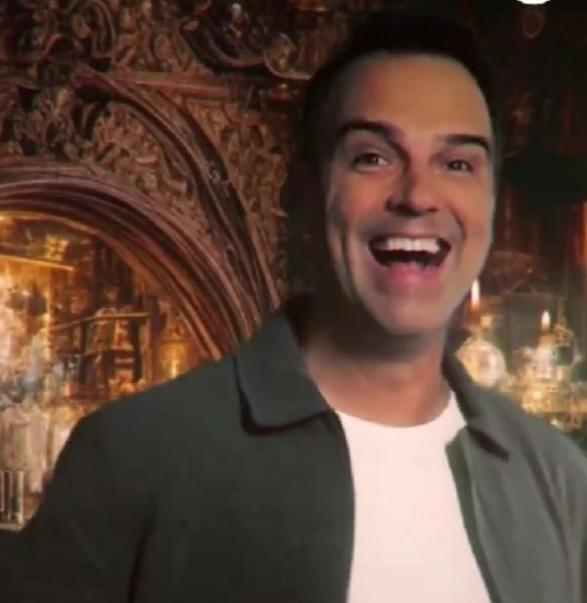 Faltando um mês, Tadeu Schmidt mostra nova decoração da casa do BBB24 