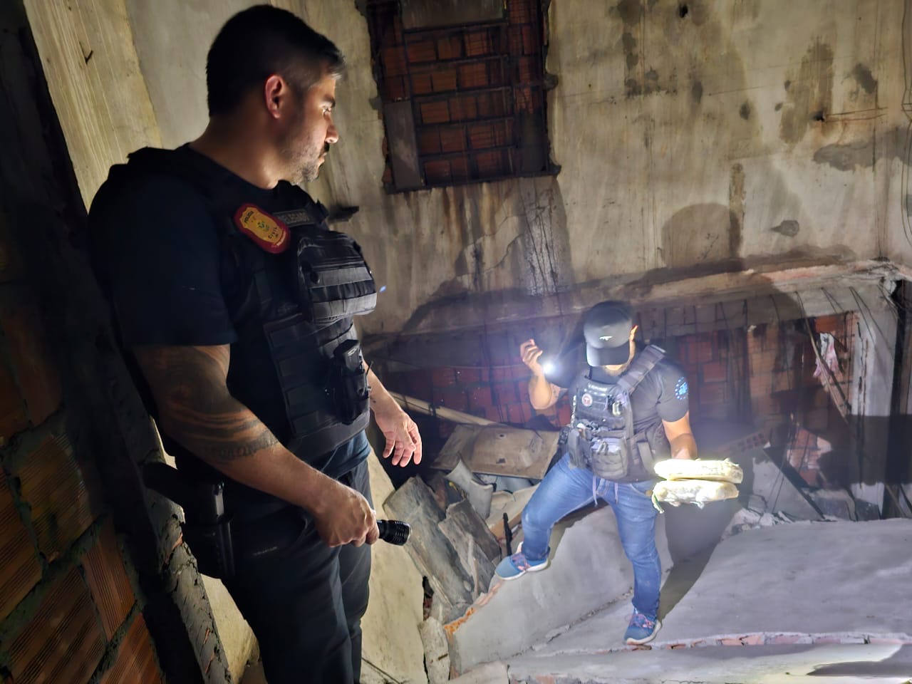 Dupla é presa com 5 kg de maconha em casa abandonada em Manaus