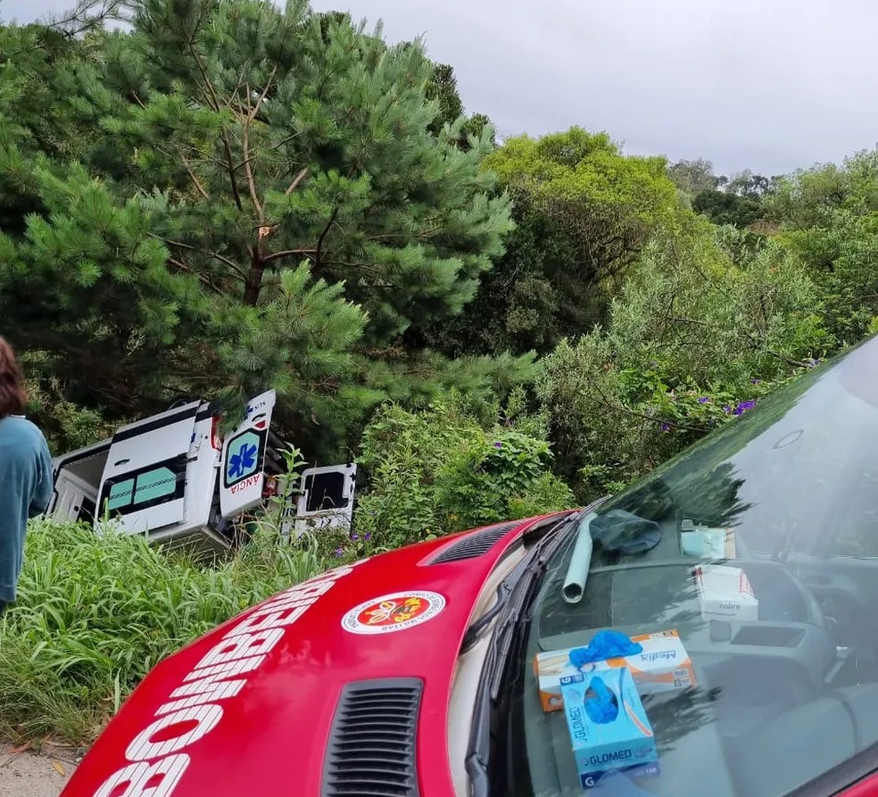 Ambulância capota com paciente que voltava de cirurgia