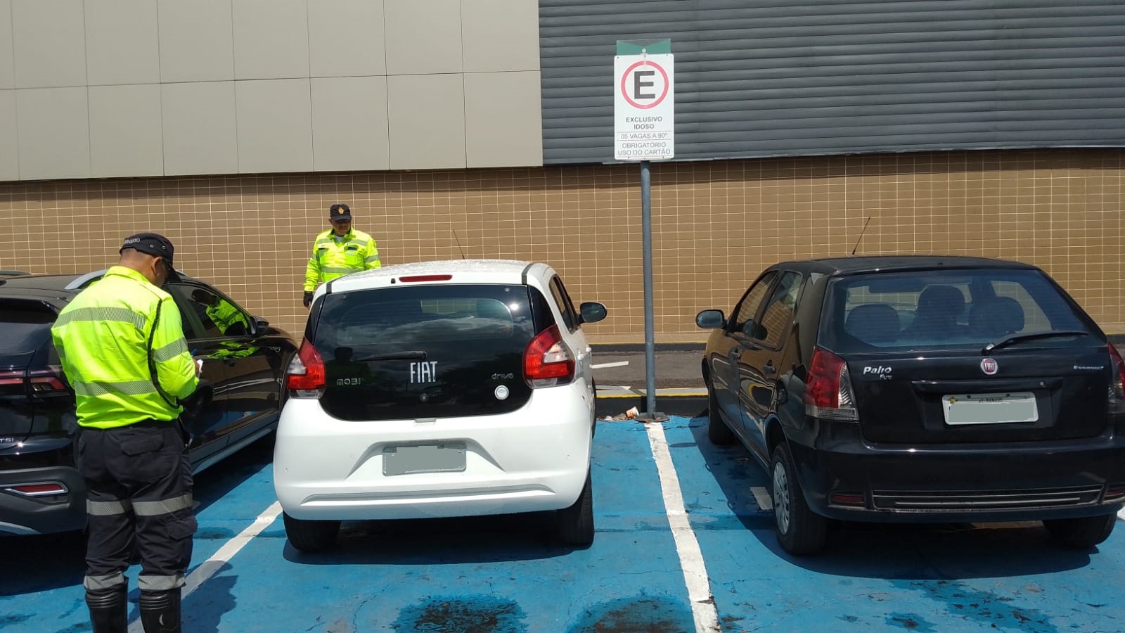 Motoristas são autuados por uso indevido de vagas preferenciais em Manaus 