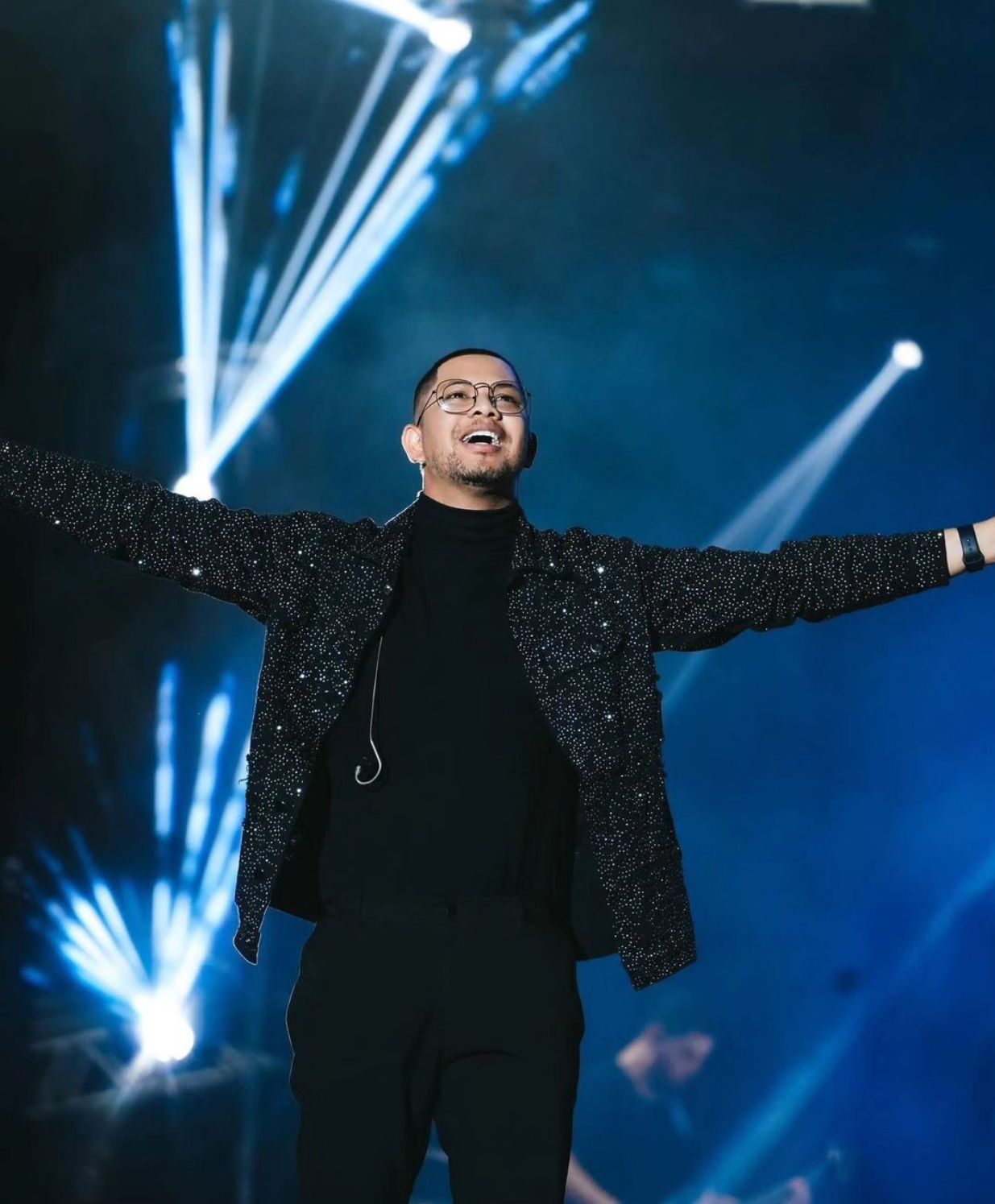 Cantor gospel passa mal em show e morre aos 30 anos 