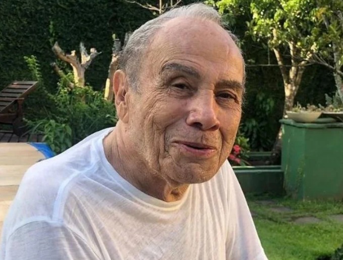 Stênio Garcia volta a ser internado após desmaiar em casa 