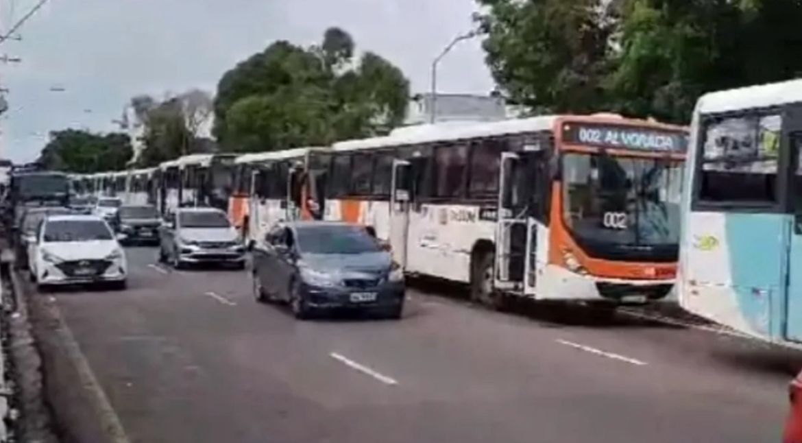 Motoristas de ônibus fazem paralisação e cobram 13º salário em Manaus