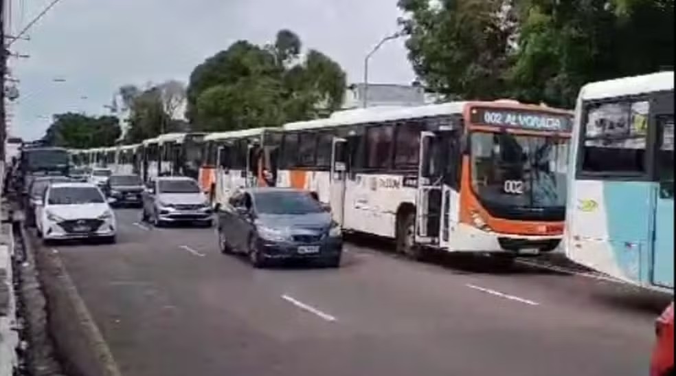 Justiça proíbe paralisação de ônibus em Manaus