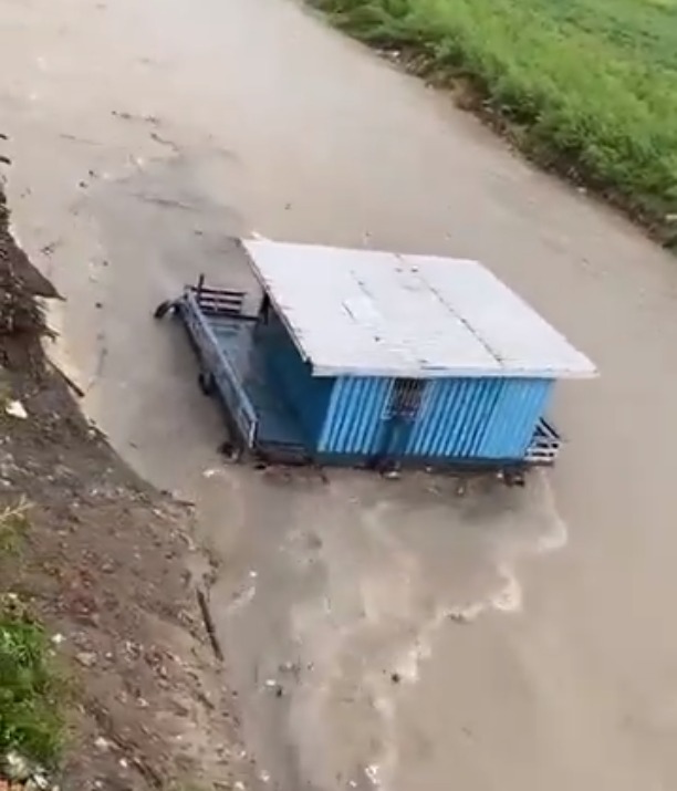 Flutuante é arrastado por correnteza durante temporal em Manaus; vídeo