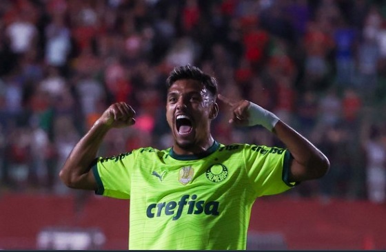 Palmeiras vence Portuguesa por 2 a 0 e assume a liderança do Paulista