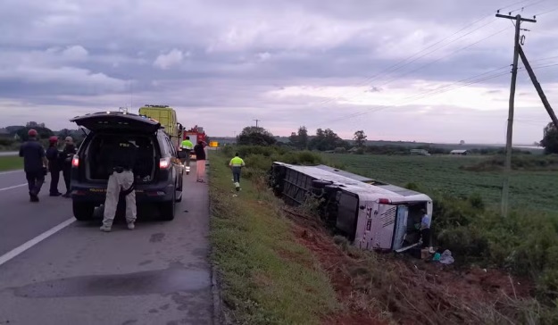 Ônibus tomba e deixa 2 mortos e 40 feridos em Pelotas