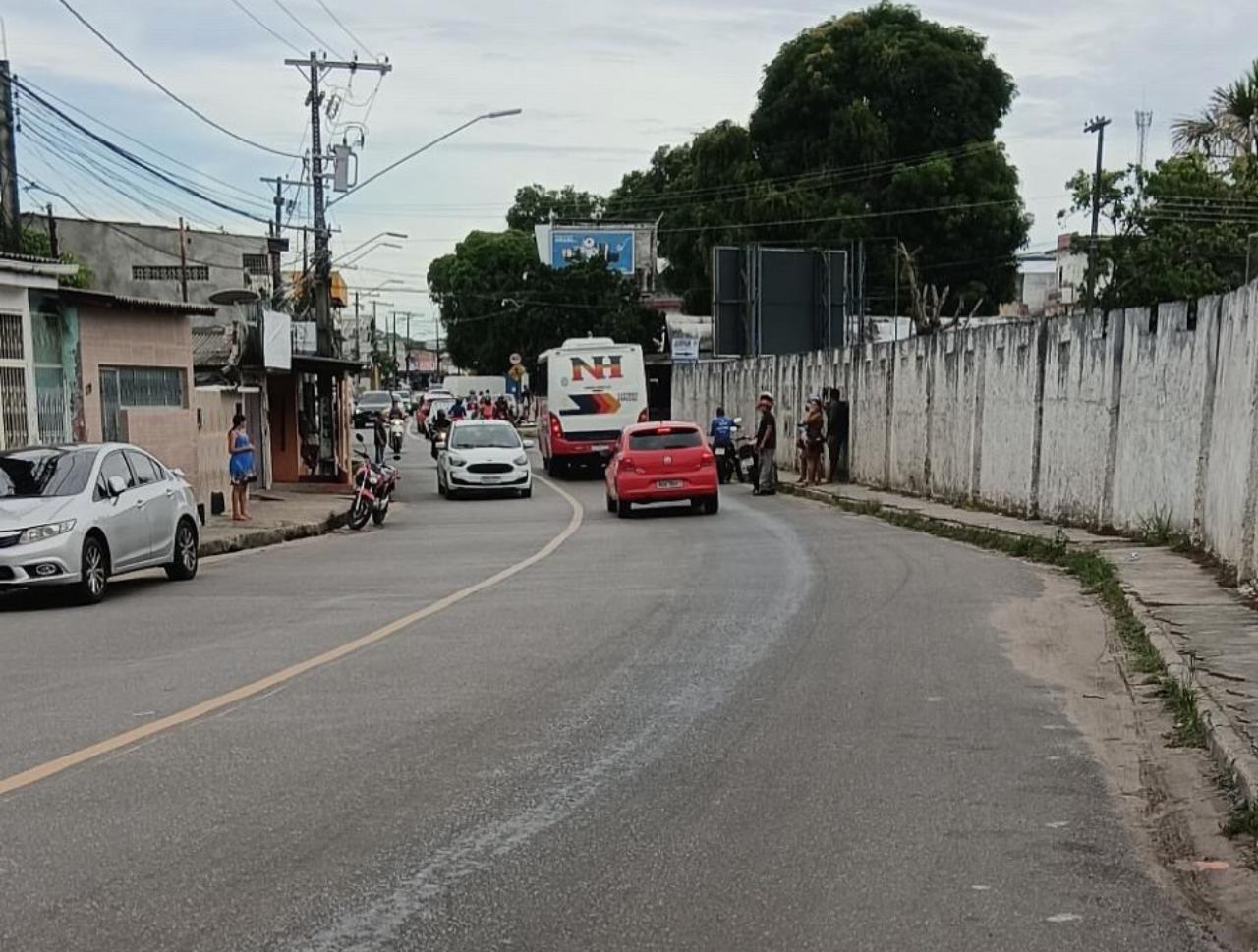 Carreta derrama óleo e causa acidentes com moto no Petrópolis
