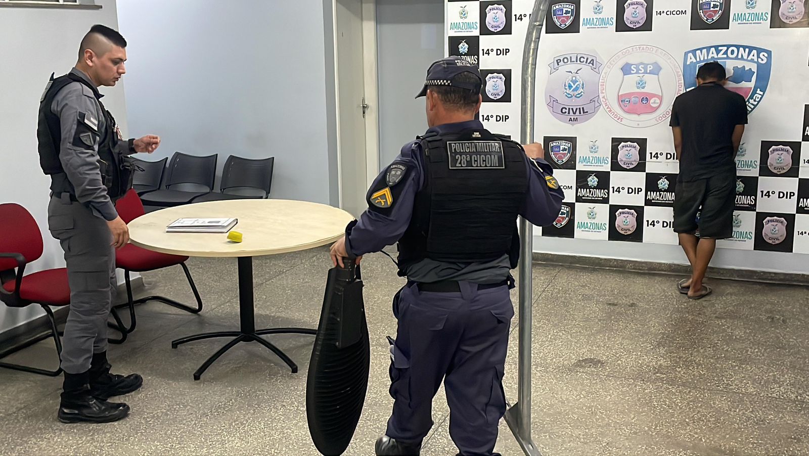 Homem é preso após se pendurar em poste para roubar luminária no Distrito