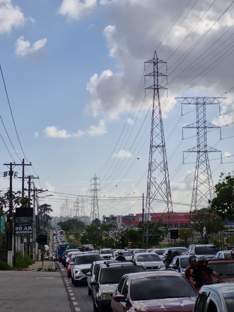 Motociclista quebra a perna em acidente com carro na Avenida das Torres
