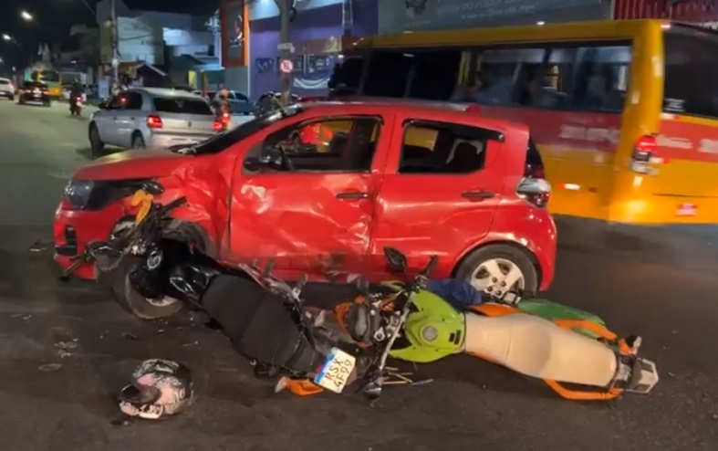 Motociclistas são arremessados em acidente com carro na Grande Circular