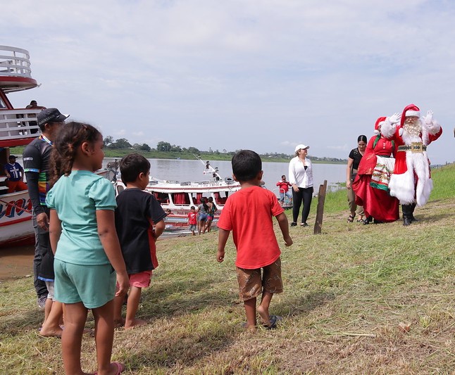 Prefeitura realiza ação natalina com distribuição de brinquedos em Manaus