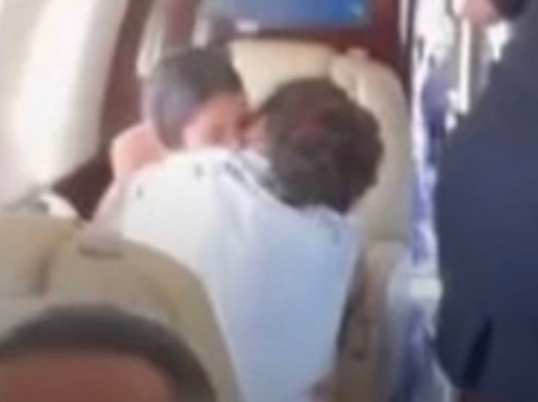 Whindersson Nunes é visto de chamego com modelo gaúcha em jatinho