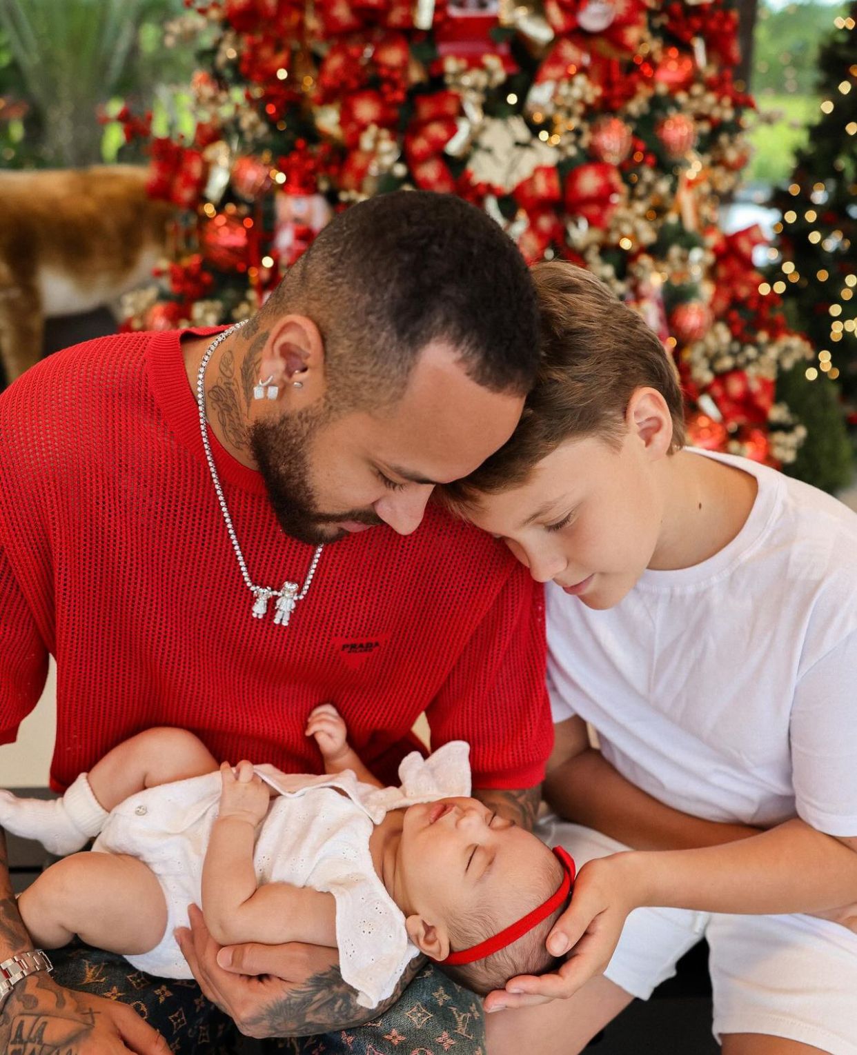 Neymar posa com filhos e Bruna Biancardi em ensaio de Natal