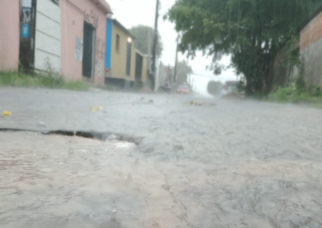 Defesa Civil alerta sobre chuva intensa em Manaus ainda hoje
