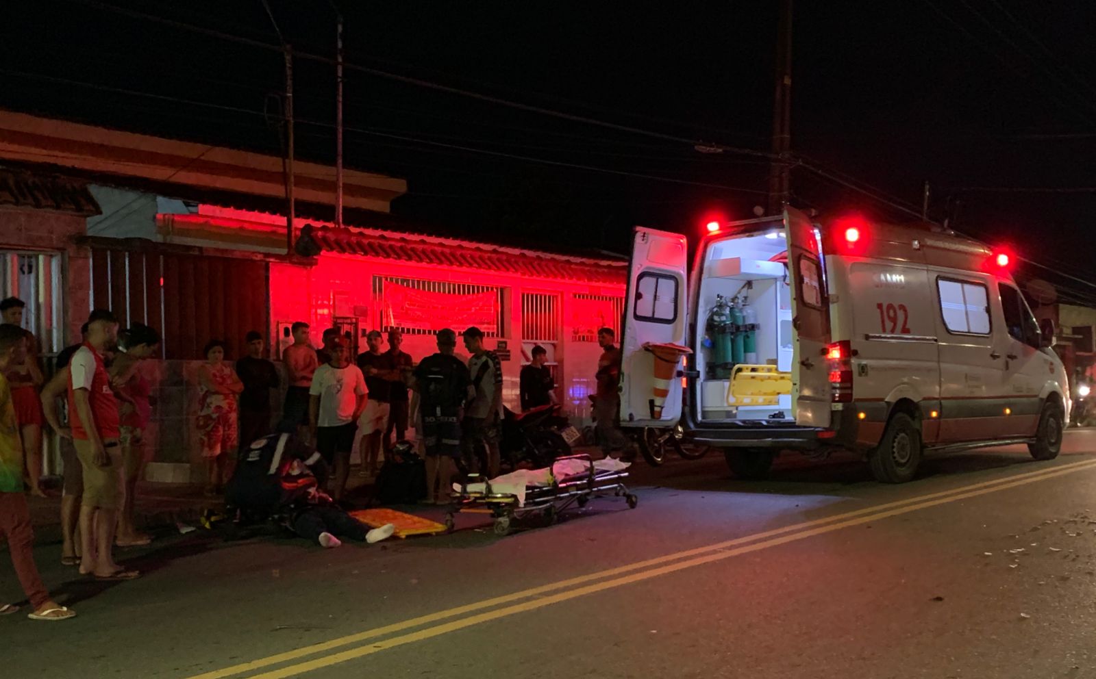 Carro atropela motociclistas de app em acidente em Manaus