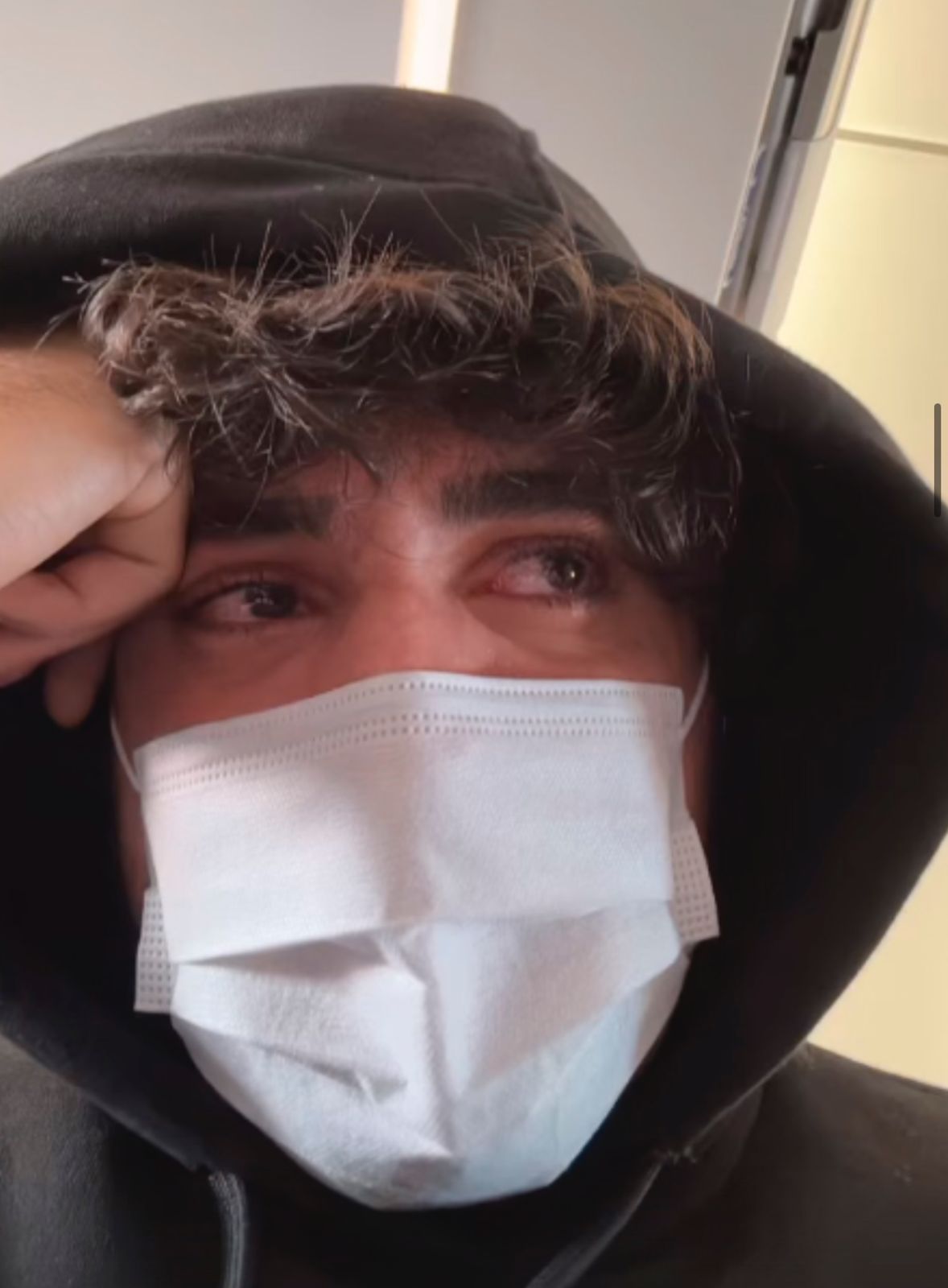 Nattanzinho surge chorando após cancelar agenda de shows de Réveillon