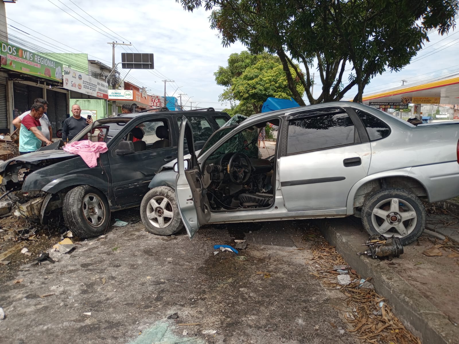 Acidente com dois carros deixa 4 pessoas da mesma família feridas em Manaus