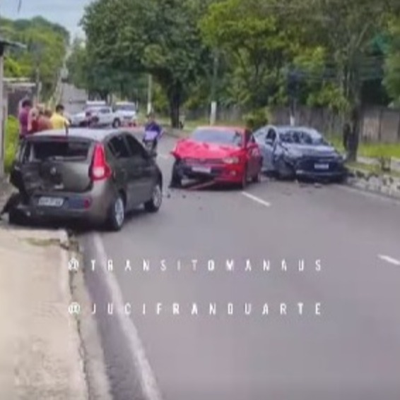 Acidente envolvendo três carros bloqueia avenida Rodrigo Otávio em Manaus 